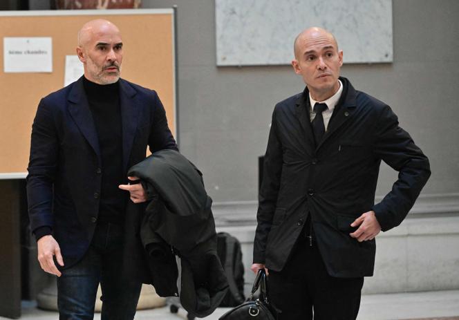 Antony Perrino (à gauche), l’un des prévenus dans le cadre du procès du gang criminel corse dit du « Petit Bar », se présente au tribunal correctionnel de Marseille, le 24 février 2025. 