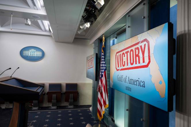 Des écrans diffusent le mot « victoire » sur une carte désignant le golfe du Mexique en « golfe de l’Amérique », dans une salle de presse de la Maison Blanche à Washington, lundi 24 février 2025.