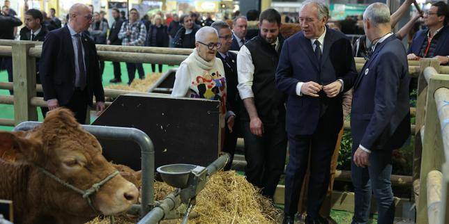 Au Salon de l’agriculture, François Bayrou affiche ses racines paysannes