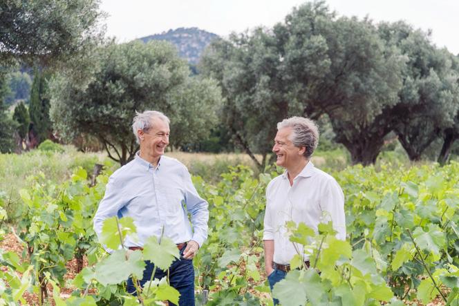 Jean d’Arthuys (à droite) et Reynald Delille, copropriétaires du domaine de Terrebrune, à Ollioules, dans le Var, en 2020.