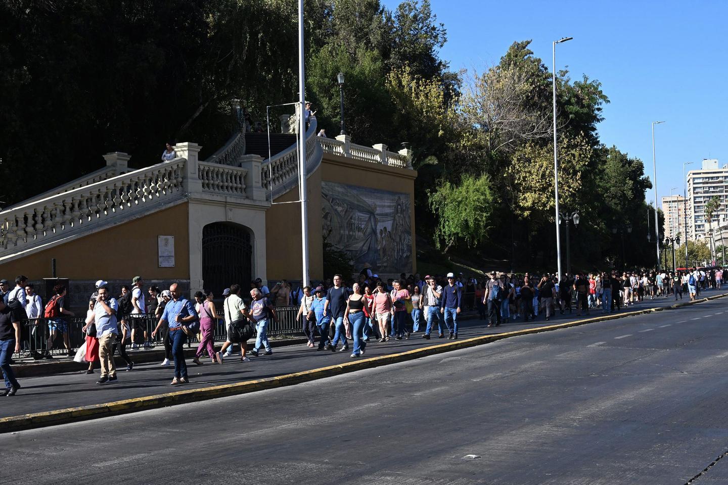 Massive blackout hits Chile, hundreds evacuated from Santiago metro