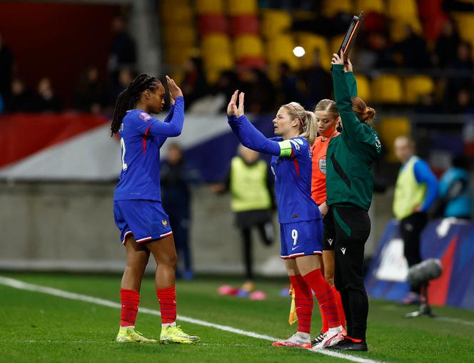 Eugénie Le Sommer تشارك في مباراتها الـ199 مع المنتخب الفرنسي.