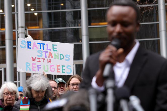 Un ancien réfugié prend la parole lors d’un rassemblement devant le tribunal de Seattle (Etat de Washington) après qu’un juge fédéral a bloqué un décret présidentiel, mardi 25 février 2025.