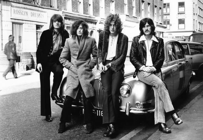 Le groupe Led Zeppelin, lors de sa première séance photo pour WEA Records, à Londres en décembre 1968, avec, de gauche à droite, John Paul Jones, Jimmy Page, Robert Plant et John Bonham.