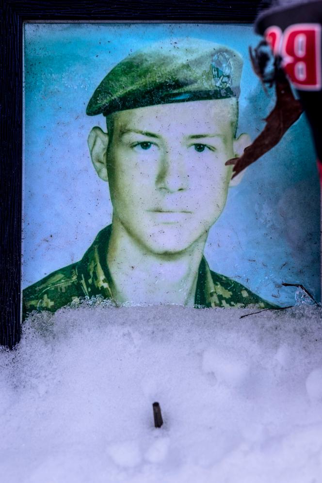 Portraits de combattants ukrainiens décolorés par le temps au mémorial pour les soldats morts en service sur le place de l’Indépendance dans le centre de Kiev, le 24 février 2025.