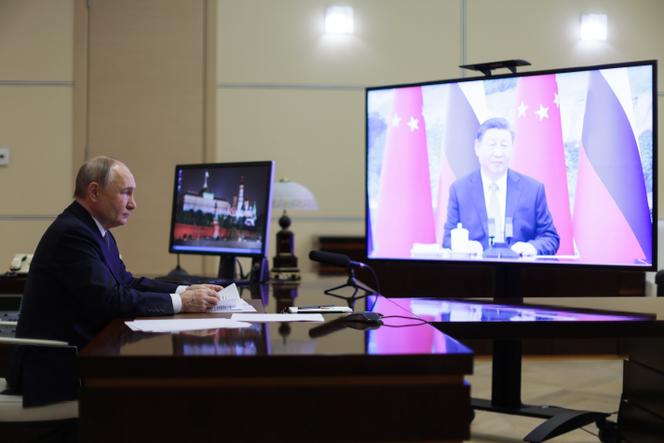 Le président russe, Vladimir Poutine, s’entretient avec le président chinois, Xi Jinping, par vidéoconférence, à la résidence d’Etat de Novo-Ogaryovo, en Russie, le 21 janvier 2025.