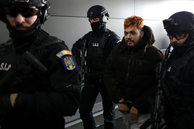 Mohamed Amra lorsqu’il a été escorté à l’aéroport international Henri Coanda de Bucarest, en Roumanie, le 25 février 2025, avant son extradition en France.
