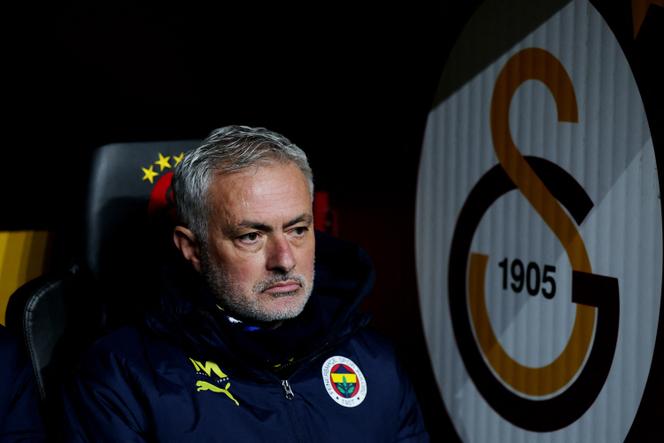 José Mourinho, entraîneur de Fenerbahçe, soupçonné de racisme 1 L’entraîneur portugais de Fenerbahçe, José Mourinho, lors du match de la Süper Lig entre Galatasaray et Fenerbahçe, à Istanbul, le 24 février 2025.