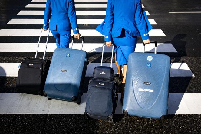 Des hôtesses de l’air en route vers l’aéroport d’Amsterdam Schiphol, le 24 mai 2022.