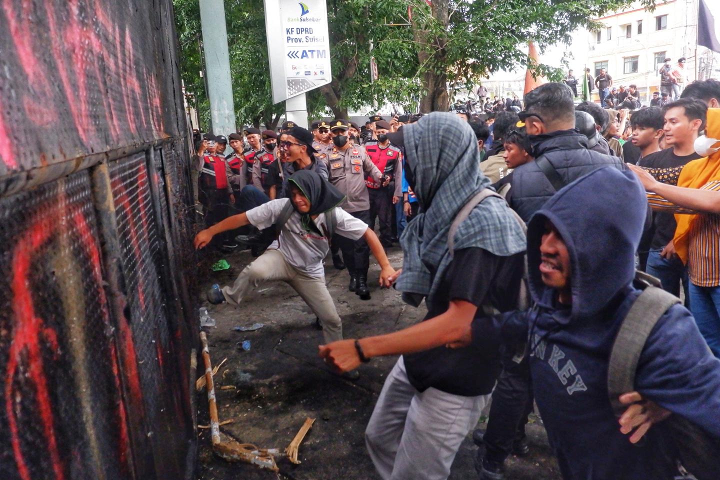 インドネシアでは、プラボウ大統領の予算の選択が苦しんでいます