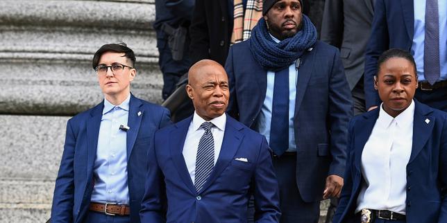 Accusé de corruption et protégé par Trump, le maire de New York Eric Adams au bord de l’abîme politique