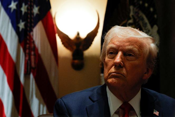 Le président américain, Donald Trump, tient sa première réunion du cabinet à la Maison Blanche à Washington, D.C., aux Etats-Unis, le 26 février 2025.
