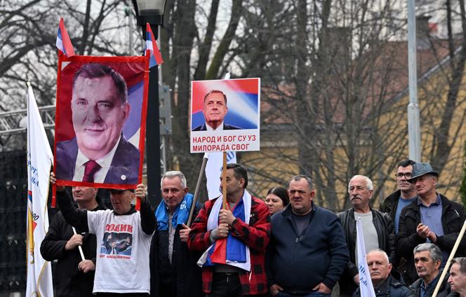 Des partisans du leader serbe de Bosnie, Milorad Dodik, lors d’un rassemblement à Banja Luka, en République serbe de Bosnie, le 26 février 2025, après qu’il a été reconnu coupable d’avoir défié les décisions rendues par l’envoyé international chargé de superviser les accords de paix qui ont mis fin à la guerre civile en Bosnie dans les années 1990.