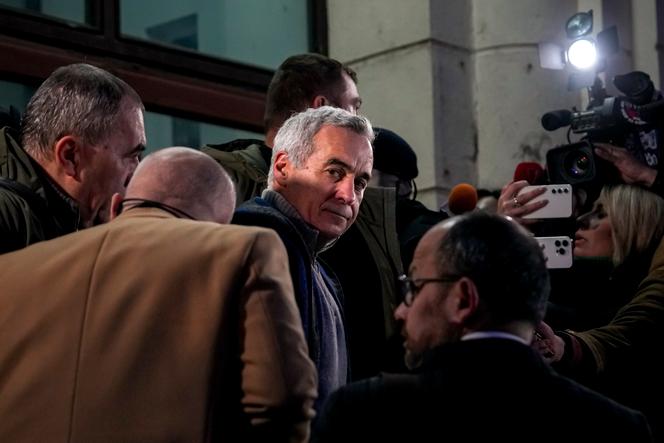 Calin Georgescu sort du parquet général de Bucarest, le 26 février 2025.