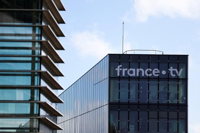O logotipo do grupo da França Télévisions na sede da empresa em Paris em 26 de fevereiro de 2025.