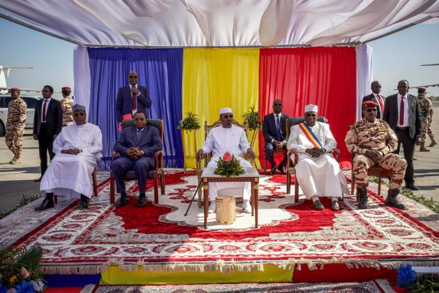 De gauche à droite, l’ancien ministre des affaires étrangères Abderaman Koulamallah, le premier ministre Allamaye Halina, le président Mahamat Idriss Déby, le premier vice-président du Conseil national de transition Ali Kolotou Tchaïmi et le chef d’état-major général des armées Abakar Abdelkerim Daoud, lors de la cérémonie marquant la fin de la présence française au Tchad, à la base aérienne Adji-Kossei, à N’Djamena, le 31 janvier 2025.