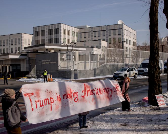 A demonstration against the use of minerals in front of the US Embassy in Kyiv, following Donald Trump's request for rare land reconciliation with Ukraine on the Washington Committee for military and financial assistance already provided. February 26, 2025.