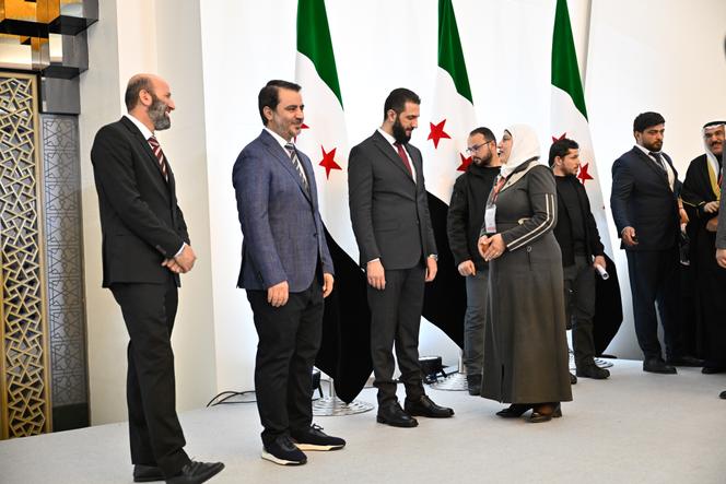 Le président syrien de transition Ahmed Al-Charaa (au centre) et le ministre des affaires étrangères Assad Hassan Al-Chibani&nbsp;(deuxième en partant de la gauche) lors de la Conférence du dialogue national syrien à Damas, le 25 février 2025 .