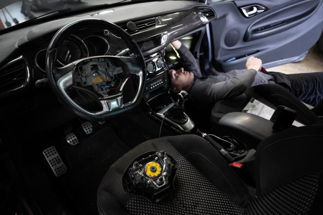 Un mécanicien retire d’une voiture un module d’airbag fabriqué par le fabricant japonais d’airbags Takata, dans un garage de Mulhouse, le 19 février 2025.