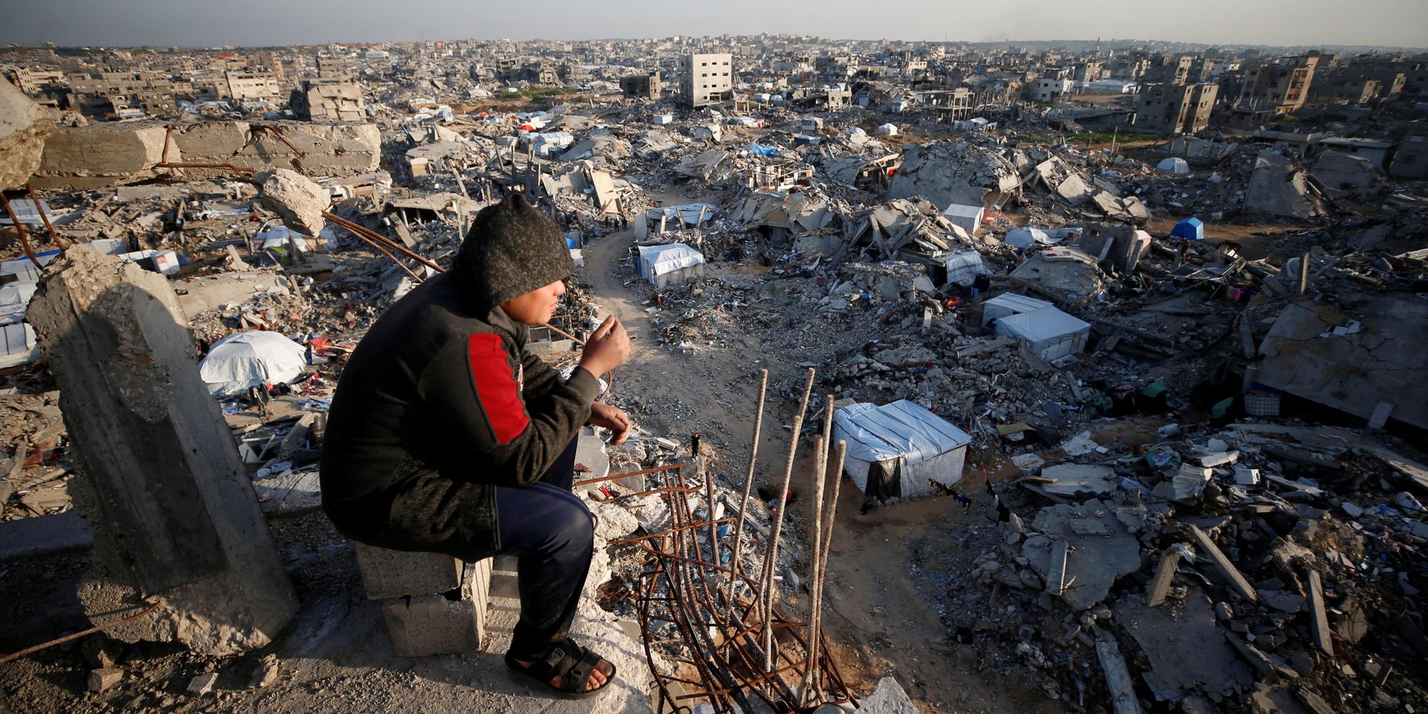 Un Palestinien regarde les décombres des bâtiments détruits dans le camp de réfugiés de Jabalia, dans le nord de la bande de Gaza, le 26 février 2025.