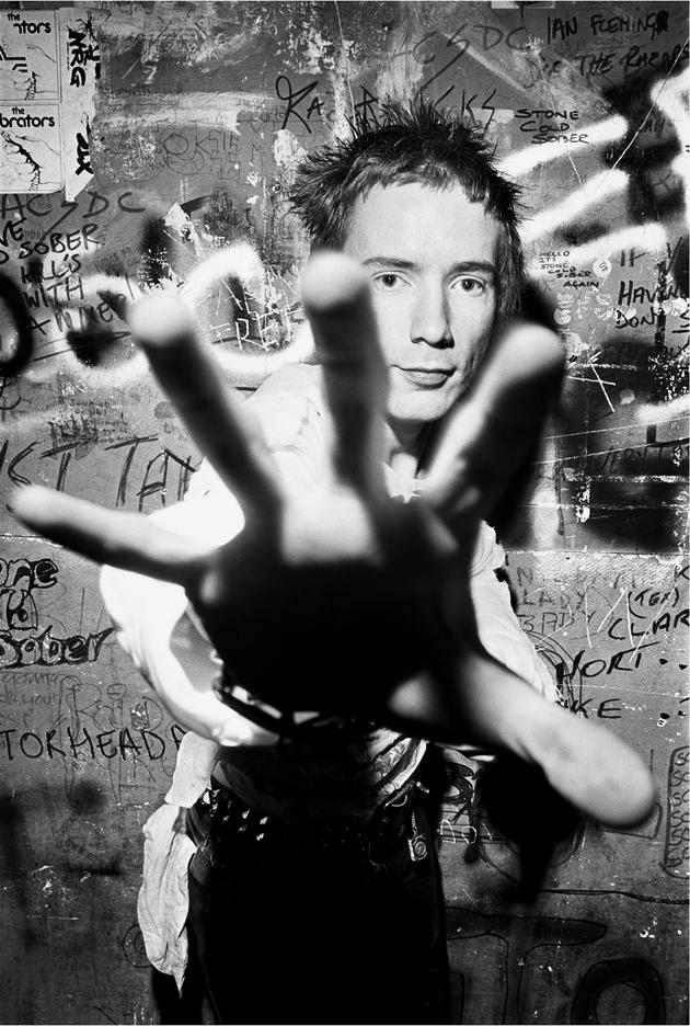 Johnny Rotten, alors membre des Sex Pistols, dans les coulisses du Marquee Club, Londres, 23 juillet 1977.