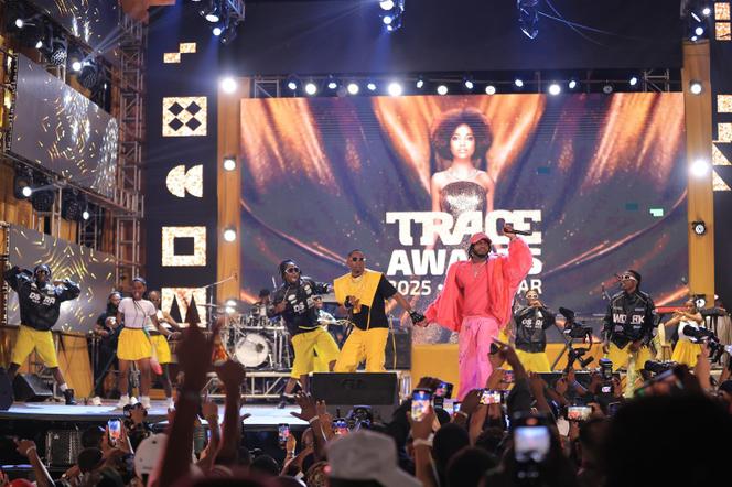 La star tanzanienne Diamond Platnumz sur la scène des Trace Awards, mercredi 26 février, à Zanzibar.