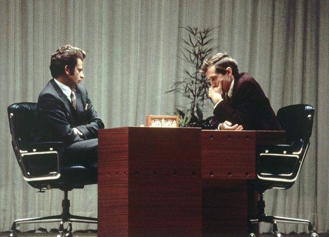 Les joueurs d’échecs Bobby Fischer (à droite) et Boris Spassky jouent la partie finale de leur « match du siècle », le 31 août 1972 en Islande. 