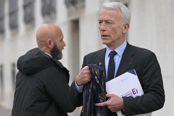 Le président du Mouvement des entreprises de France (Medef), Patrick Martin, quitte le ministère du travail après une réunion avec le premier ministre et les syndicats, à Paris, le 17 janvier 2025.