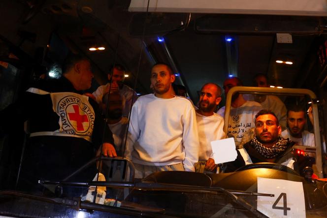 Des prisonniers palestiniens libérés arrivent à Khan Younès, dans le sud de la bande de Gaza, le 27 février 2025.