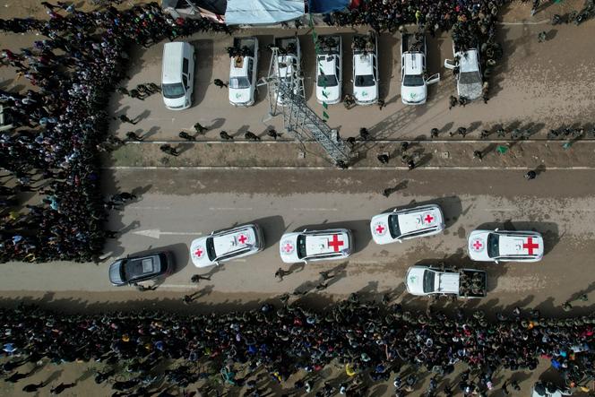 Des véhicules de la Croix-Rouge internationale transportent les otages israéliens, après la libération de ceux-ci par des militants du Hamas à Nuseirat, dans le centre de la bande de Gaza, le 22 février 2025.
