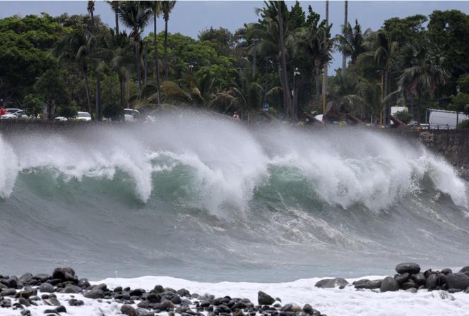 Cette photographie montre la houle sur la côte à l’approche du système tropical Garance, à Saint-Denis, sur l’île de La Réunion, territoire français d’outre-mer, le 26 février 2025.
