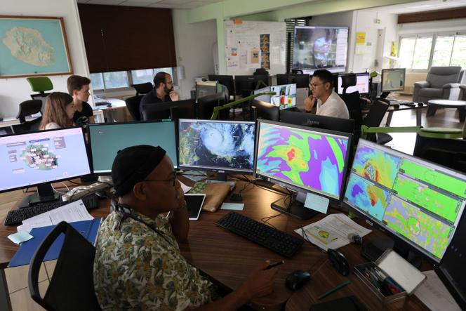 Les météorologues opérationnels de Météo-France surveillent le cyclone tropical « Garance » qui s’approche de l’île de La Réunion, à Saint-Denis de la Réunion, le 26 février 2025.