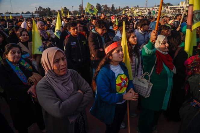 Des partisans du PKK écoutent le discours de leur leader, Abdullah Öcalan, lors duquel il a appelé son mouvement à déposer les armes et à se dissoudre, à Kamechliyé, en Syrie, le 27 février 2025.