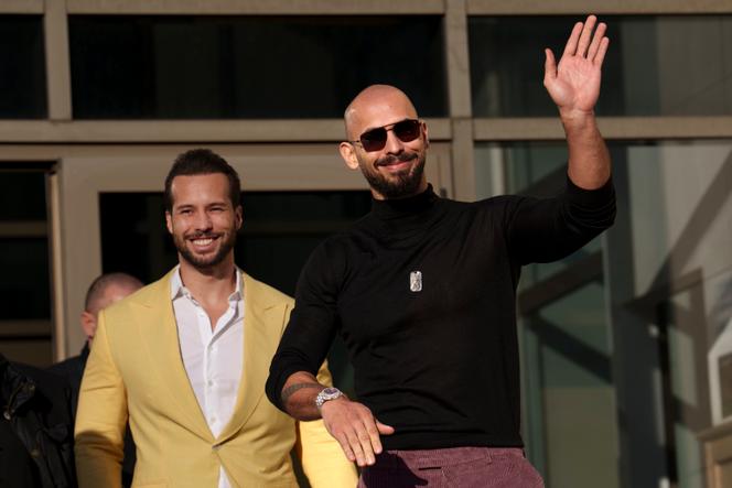 Tristan et Andrew Tate, à la sortie du tribunal de Bucarest (Roumanie) après une audience, le 9 janvier 2025.