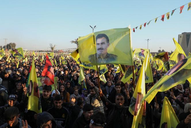 Des Kurdes syriens manifestent en l’honneur du leader emprisonné du PKK Abdullah Öcalan après qu’il a appelé les militants à déposer les armes, à Hassaké, en Syrie, le 27 février 2025.
