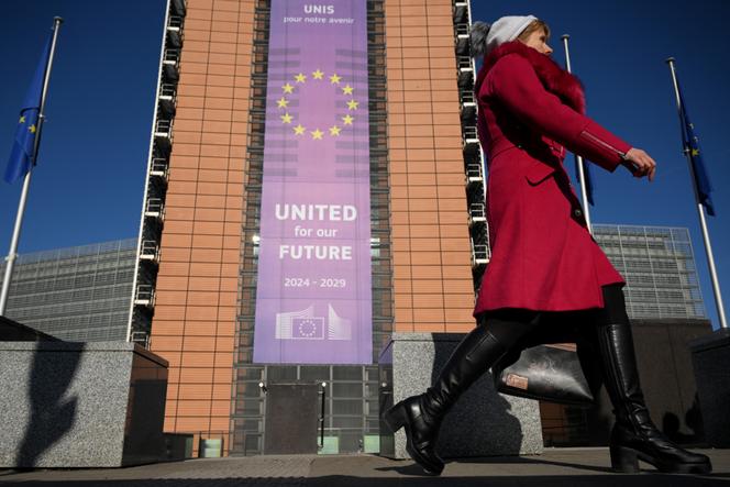 Devant le siège de la Commission européenne, à Bruxelles, le 18 février 2025. 