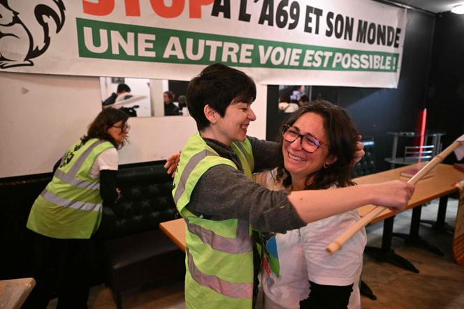 Des opposants à l’A69 en liesse après l’annulation par le tribunal administratif de Toulouse de l’arrêté préfectoral autorisant la construction de l’autoroute entre Toulouse et Castres (Tarn), à Toulouse, le 27 février 2025.