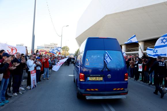 Devant le stade Bloomfield alors qu’un véhicule transporte le corps de Tsachi Idan, à Tel-Aviv, le 28 février 2025.