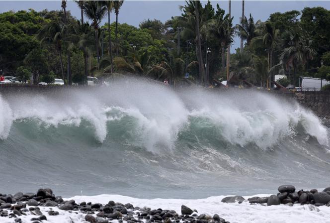 Sur une plage de Saint-Denis, à La Réunion, à l’approche du cyclone Garance, le 27 février 2025.