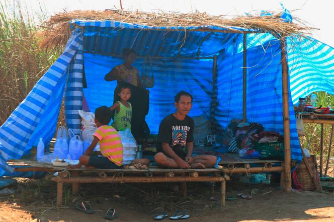 Une famille birmane déplacée vit sous une tente de fortune le long de la rive thaïlandaise de la rivière Moei à Mae Sot, en Thaïlande, en février 2022.