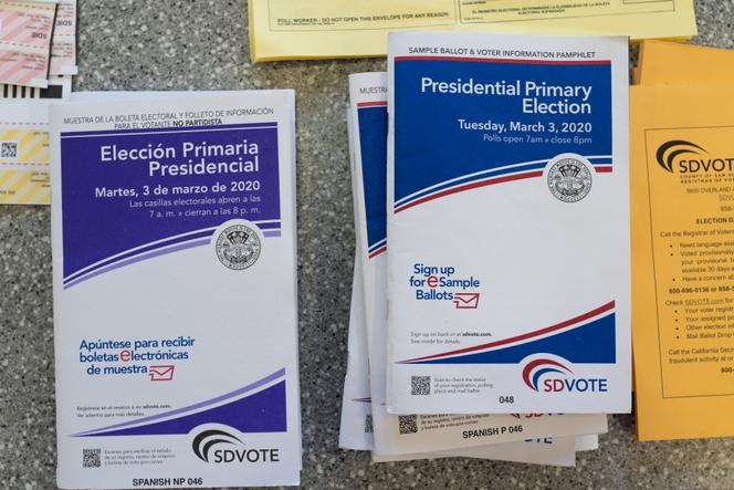 Des bulletins d’information officiels en anglais et en espagnol, lors d’un vote pour les primaires du Parti démocrate à Del Mar (Californie), aux Etats-Unis, le 3 mars 2020.