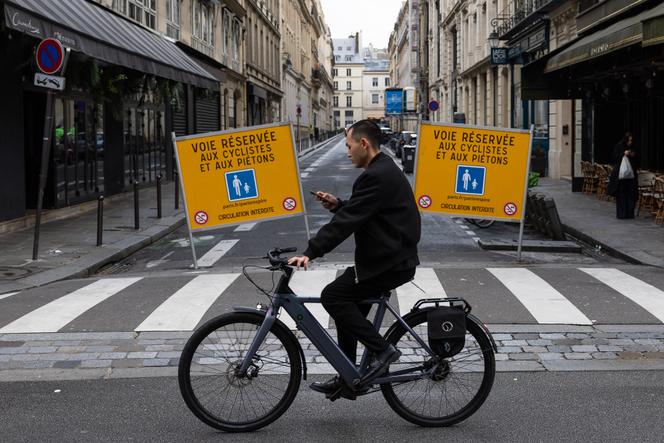 Un homme utilise un vélo électrique, à Paris, le 9 février 2025.