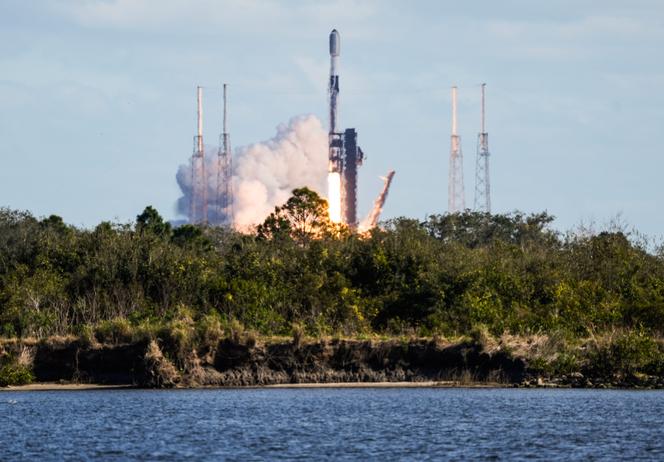 Une fusée Falcon 9, de SpaceX, décolle de la base spatiale de Cap Canaveral (Etats-Unis) pour installer vingt et un satellites Starlink, le 10 janvier 2025.