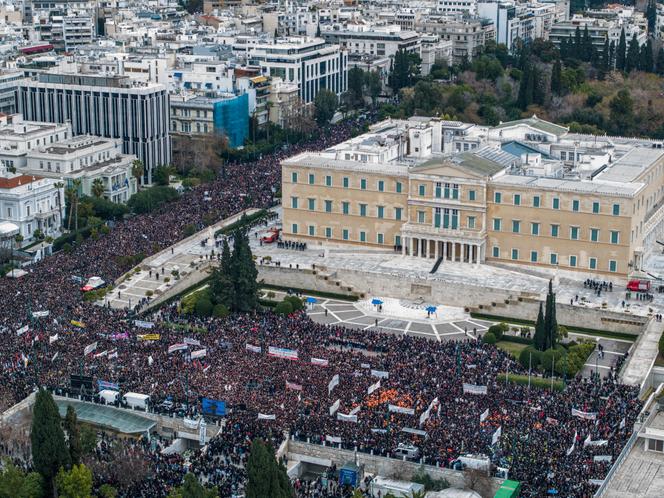 Une photo prise par drone montre des dizaines de milliers de personnes rassemblées devant le Parlement grec, lors d’une manifestation en mémoire des victimes de la catastrophe ferroviaire de 2023, à Athènes, le 28 février 2025.