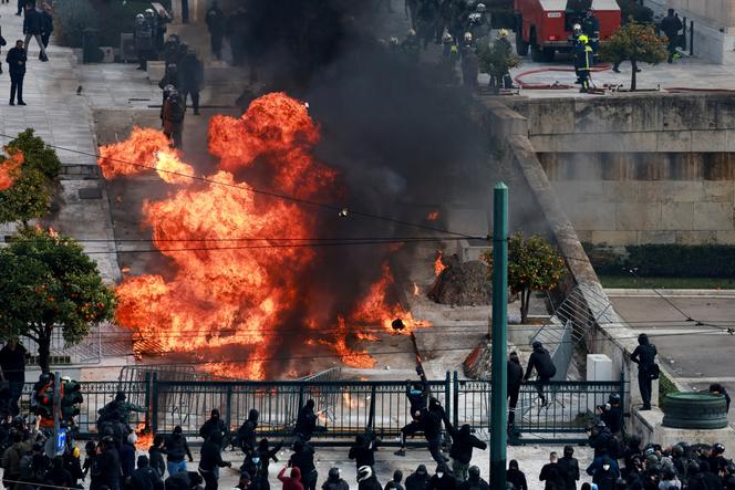 Des heurts ont éclaté en marge de la manifestation  marquant le deuxième anniversaire de la pire catastrophe ferroviaire du pays , à Athènes, vendredi 28 février 2025. 