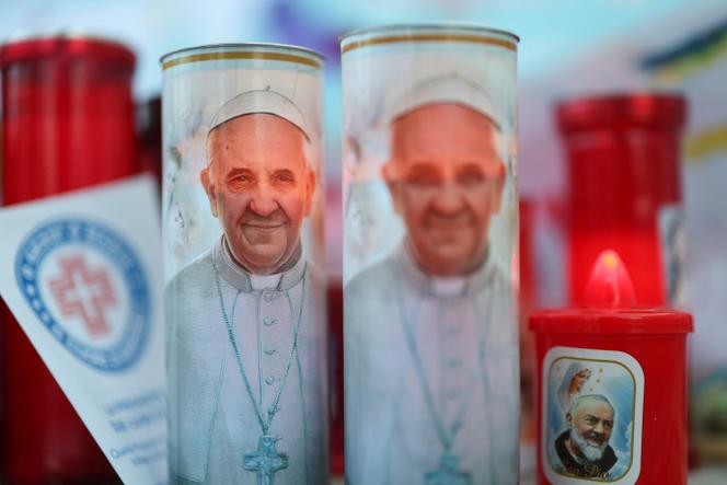 Des cierges avec l’effigie du pape François déposés à l’extérieur de l’hôpital Gemelli, où le souverain pontif est hospitalisé, à Rome, vendredi 28 février 2025.