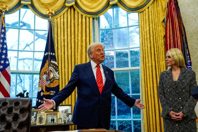 Le président américain, Donald Trump, et la ministre de la justice, Pam Bondi, à la Maison Blanche, à Washington, le 5 février 2025.