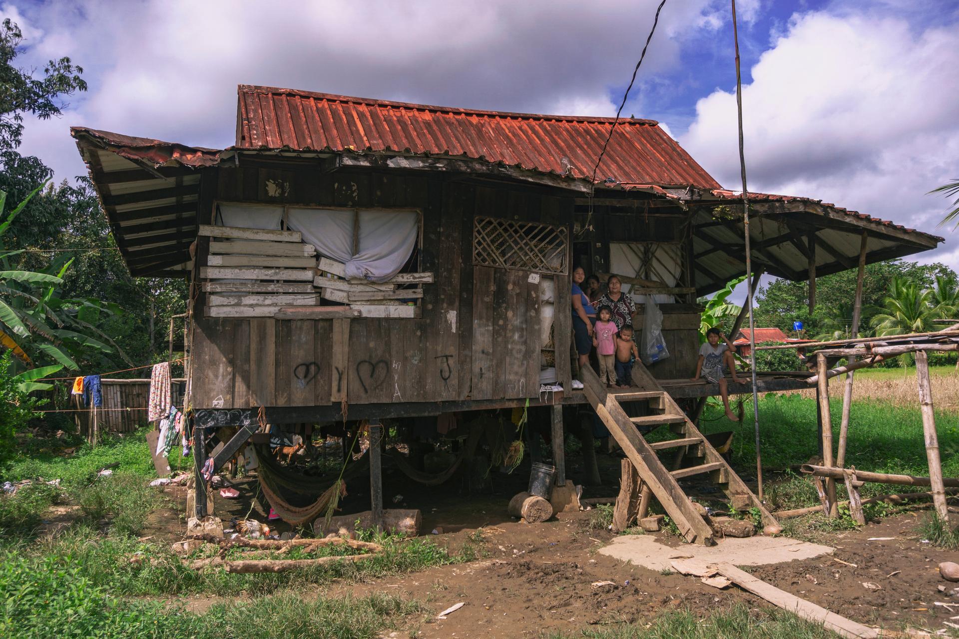 Eugenia, 60 ans, vit dans un deux-pièces avec plus de 32 membres de sa famille, dont ses petits-enfants. La plupart travaillent dans les plantations de bananes. A Sixaola, au Costa Rica, le 26 décembre 2024.