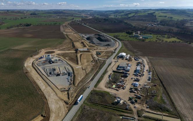 Une usine de bitume près d’un tronçon de l’autoroute A69, près de Verfeil (Haute-Garonne), le 28 février 2025.