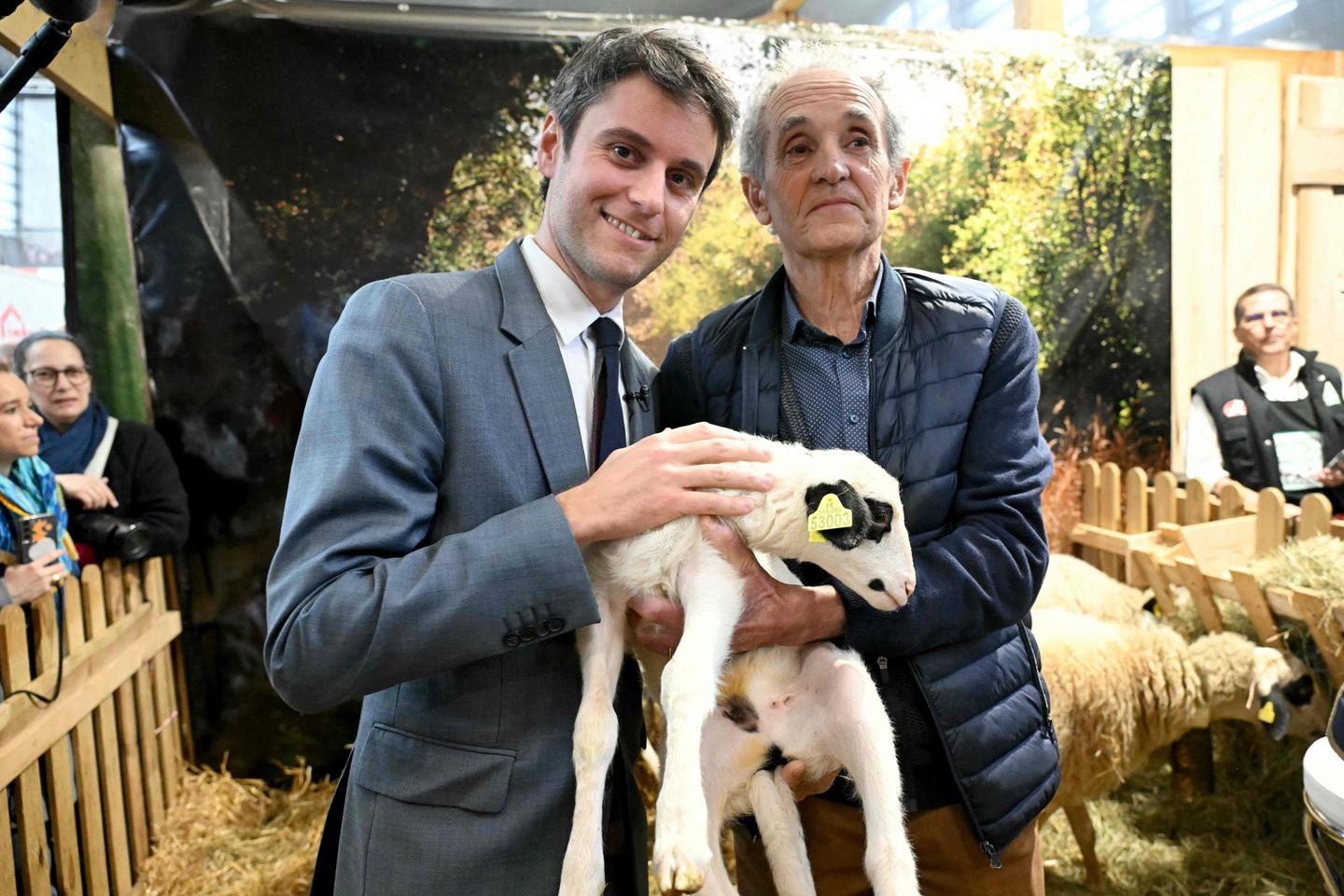 Au Salon de l’agriculture, Gabriel Attal tente d’entretenir sa flamme